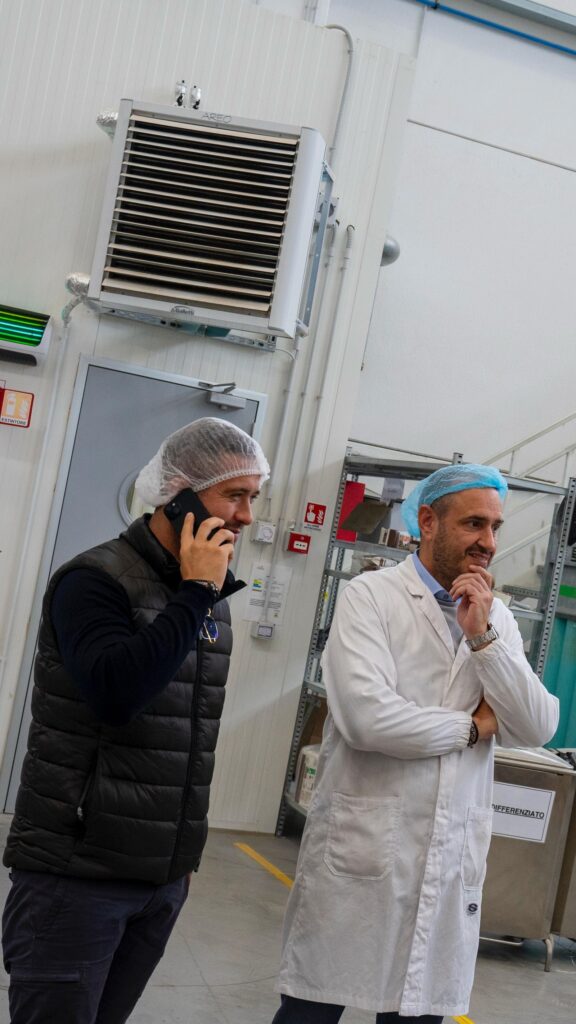 Tecnici certificati FGAS di MV Clima durante un sopralluogo industriale