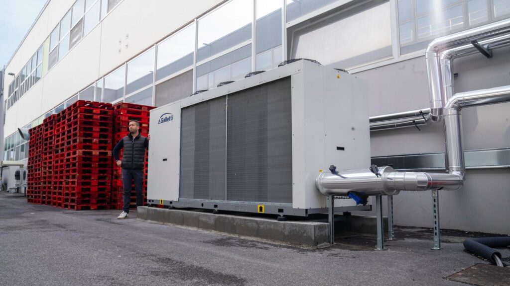 Chiller industriale Galletti con tubazioni di mandata esterne - MV Clima