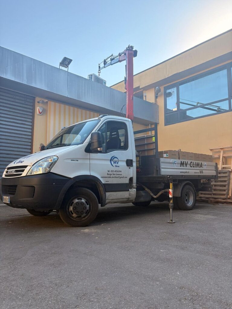 Autocarro con gru MV Clima in cantiere
