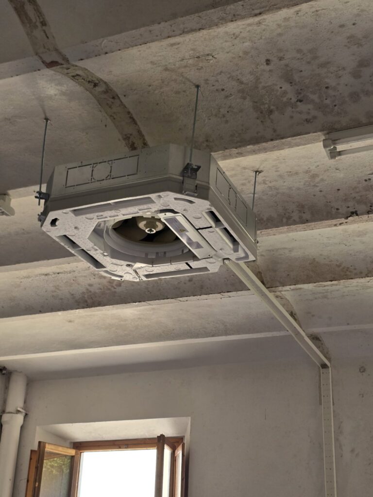 Unità a cassetta installata su soffitto con travi