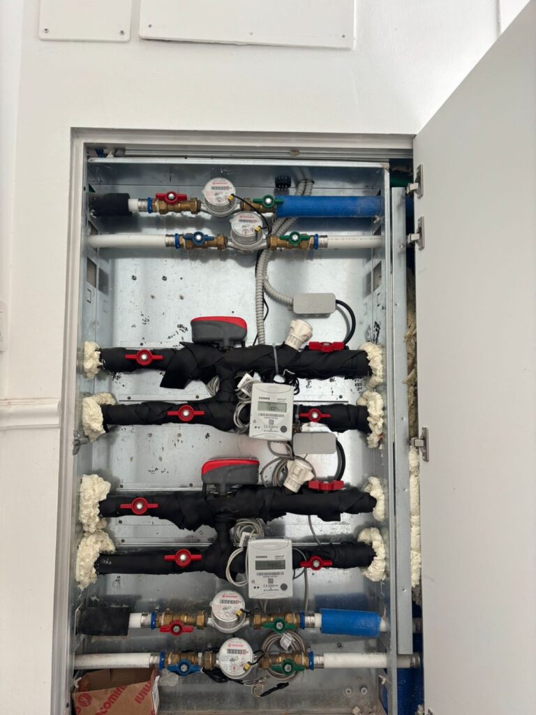 Collettori di distribuzione con contatori di calore