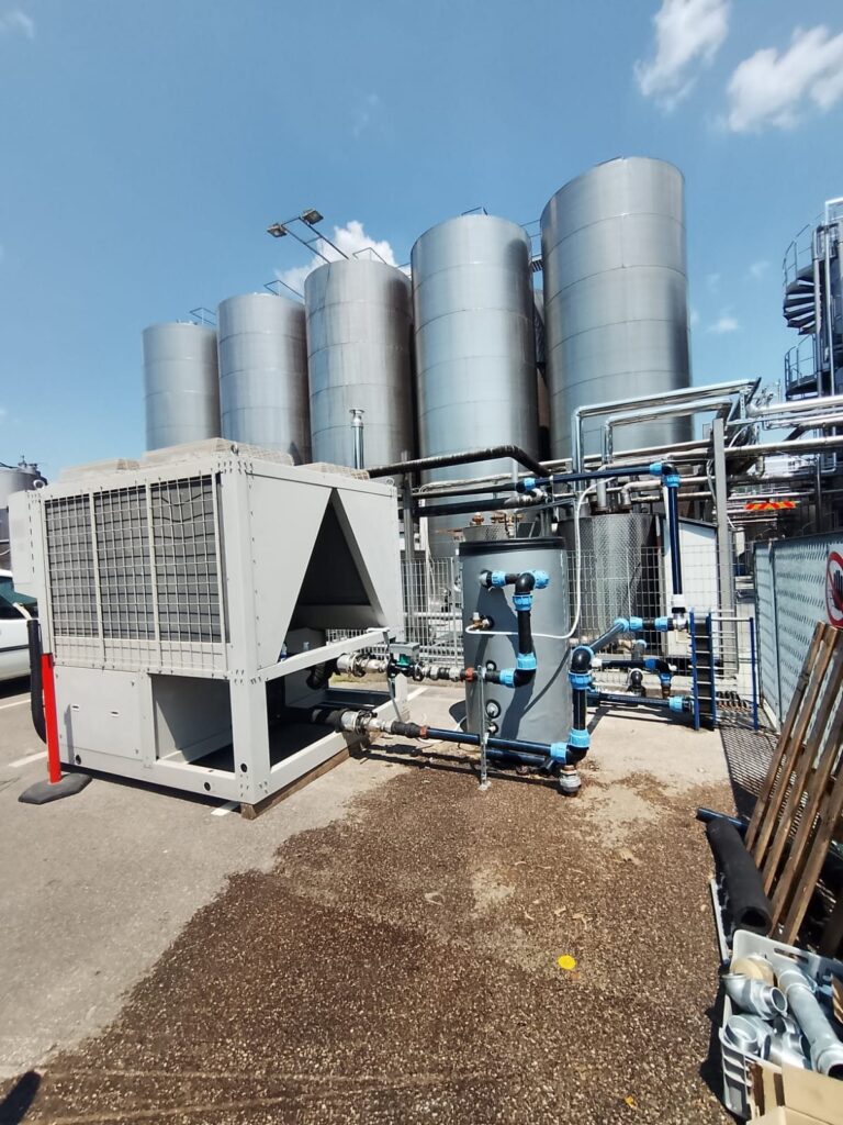 Chiller con collegamenti idraulici presso impianto produttivo