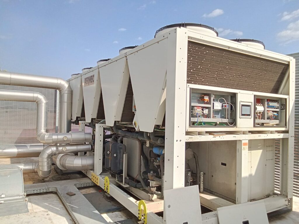 Chiller di grande potenza con quadri di comando