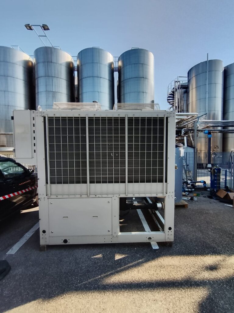Vista frontale di chiller installato presso silos