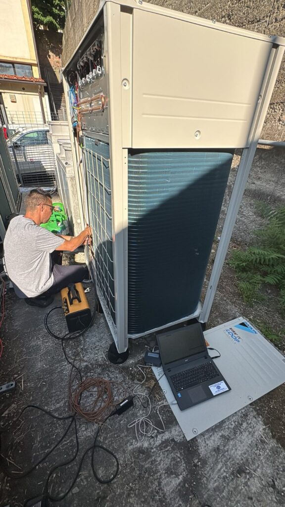 Tecnico MV Clima durante la diagnosi di un’unità VRF