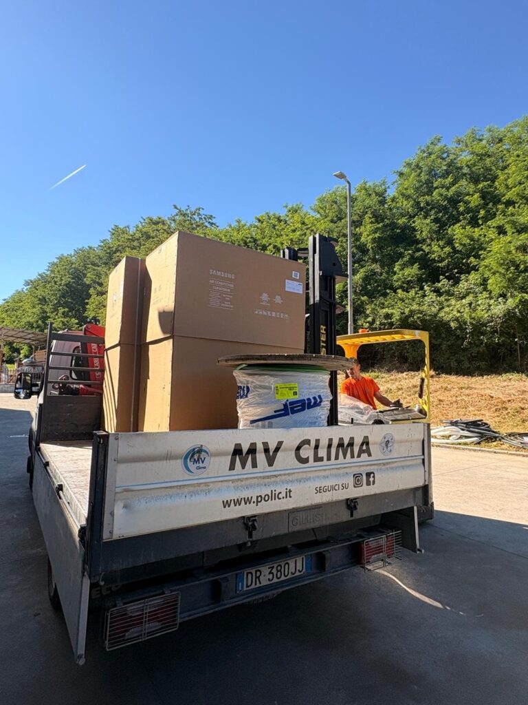 Mezzo MV Clima carico di materiali per l’intervento