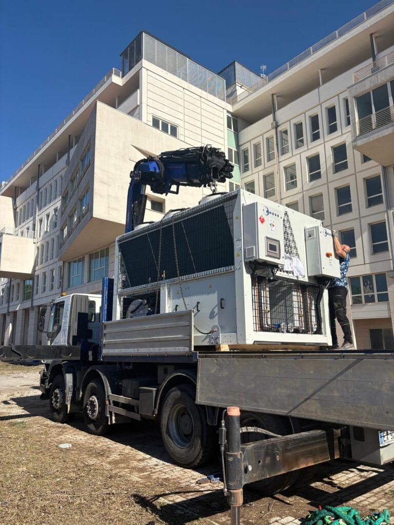 Posizionamento di un chiller con autocarro e gru
