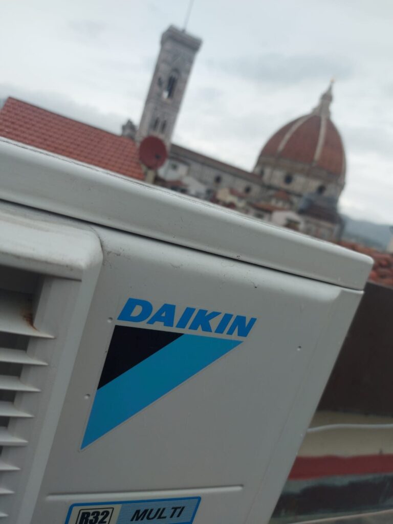 Unità esterna Daikin con vista sul Duomo di Firenze