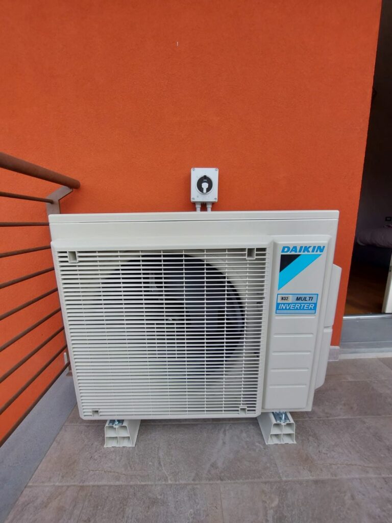 Unità esterna Daikin installata su terrazzo residenziale