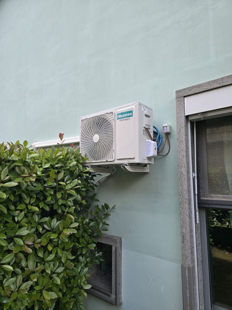 Unità esterna Hisense installata a parete