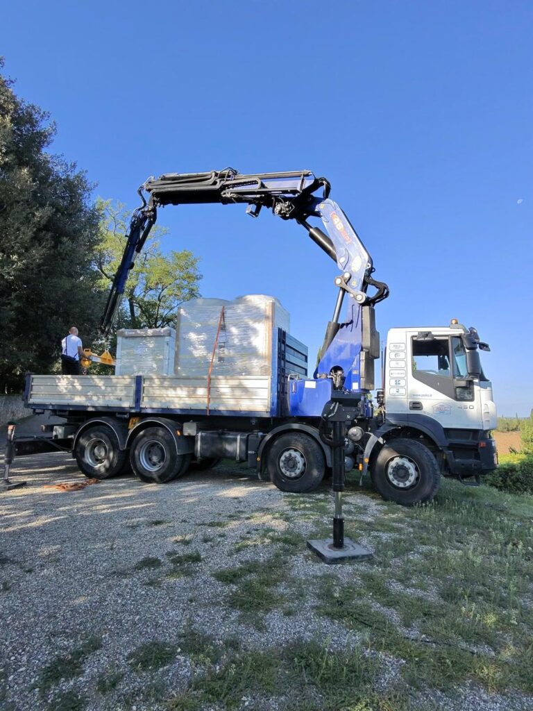Scarico delle nuove unità con autogru